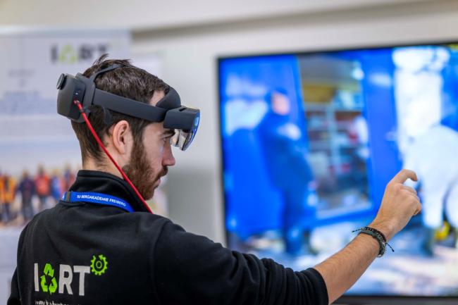 Mast er mast ayolni sikadi